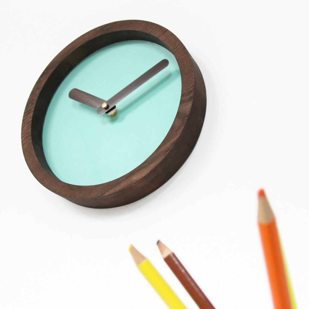 Dark Wooden Round Watch (Mint Green Faux Leather) Dark Wooden Round Watch (Mint Green Faux Leather)