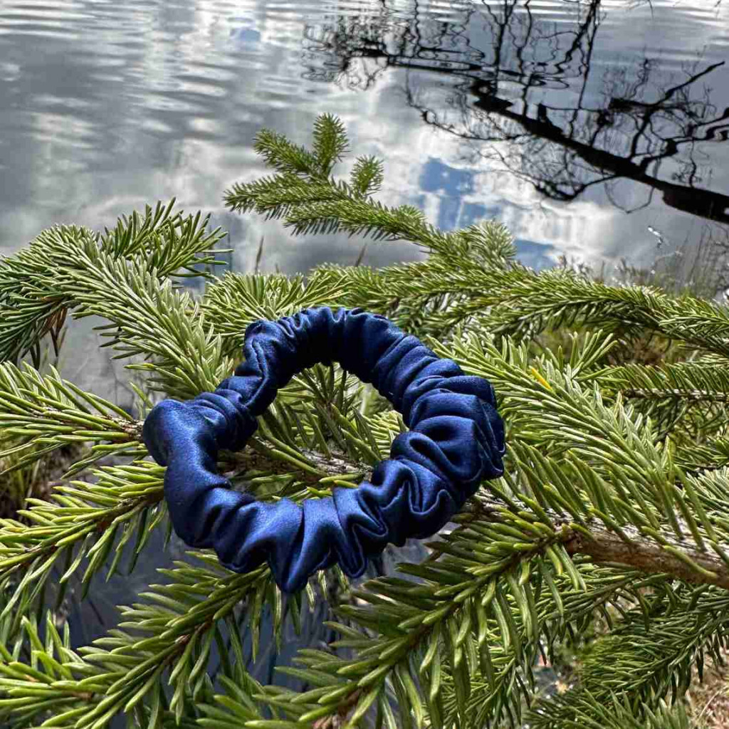 Резинка для волос из натурального шелка Mulberry | Синий Резинка для волос из натурального шелка Mulberry | Синий