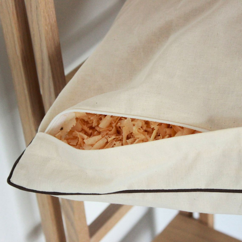 Sauna cushion with wood shavings